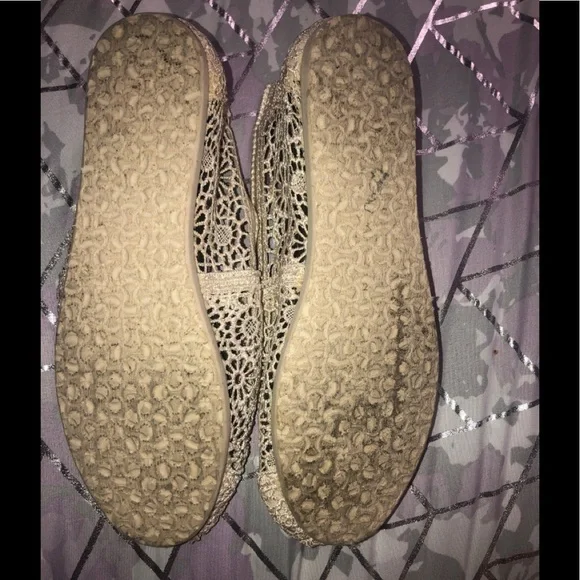 Toms ivory crocheted flats sz 6.5 - Picture 4 of 6